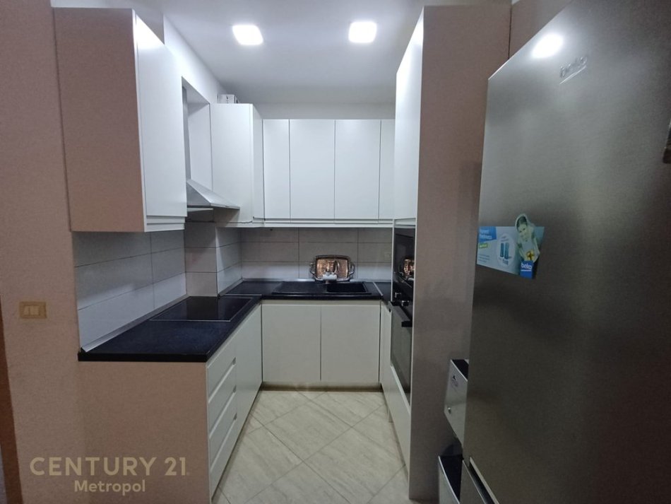 Tirane, jepet me qera apartament 1+1 Kati 3, 76 m² 350 € (Shkoze)