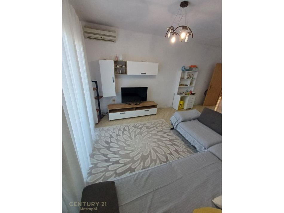 Tirane, jepet me qera apartament 1+1 Kati 3, 76 m² 350 € (Shkoze)