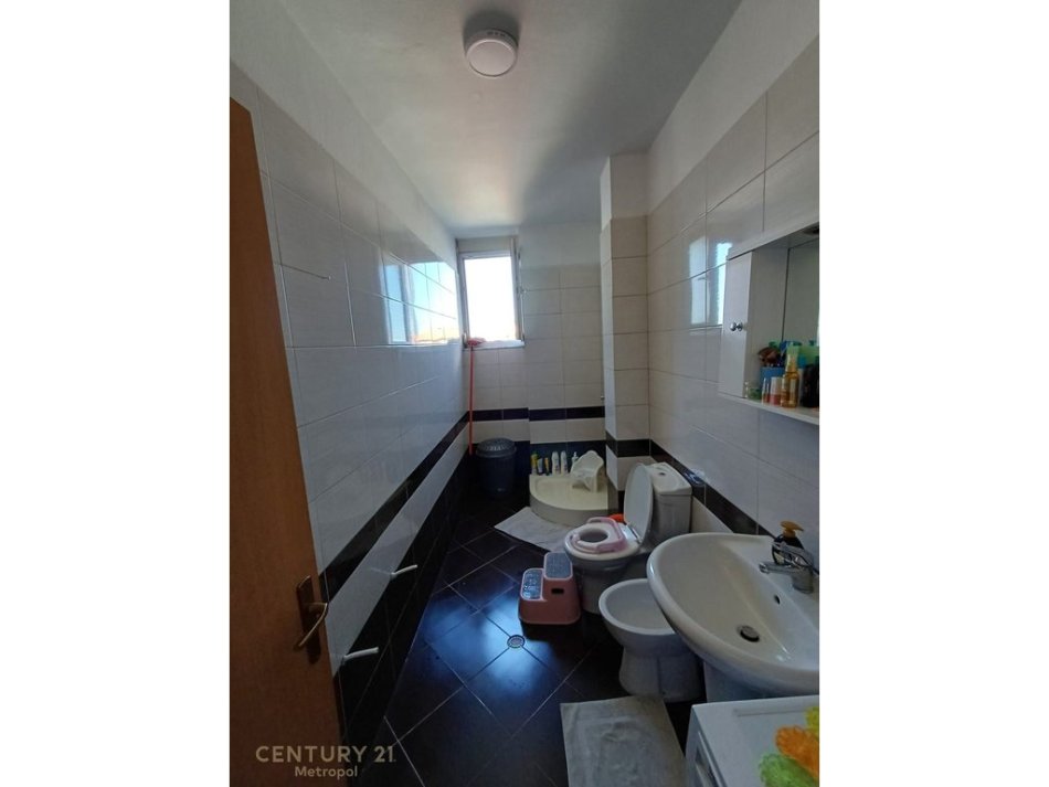 Tirane, jepet me qera apartament 1+1 Kati 3, 76 m² 350 € (Shkoze)