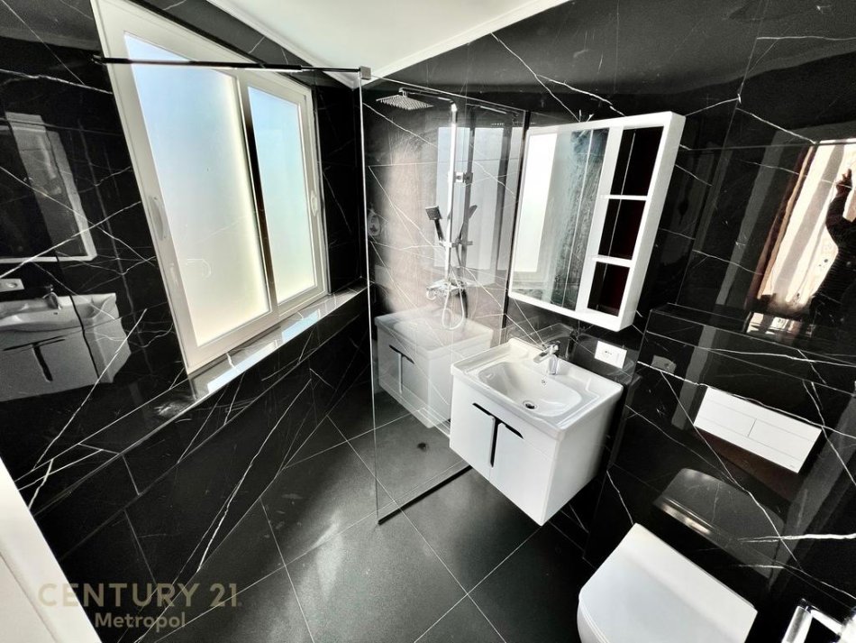 Tirane, jepet me qera apartament 2+1+Ballkon Kati 9, 100 m² 850 € (Shkolla e Baletit)
