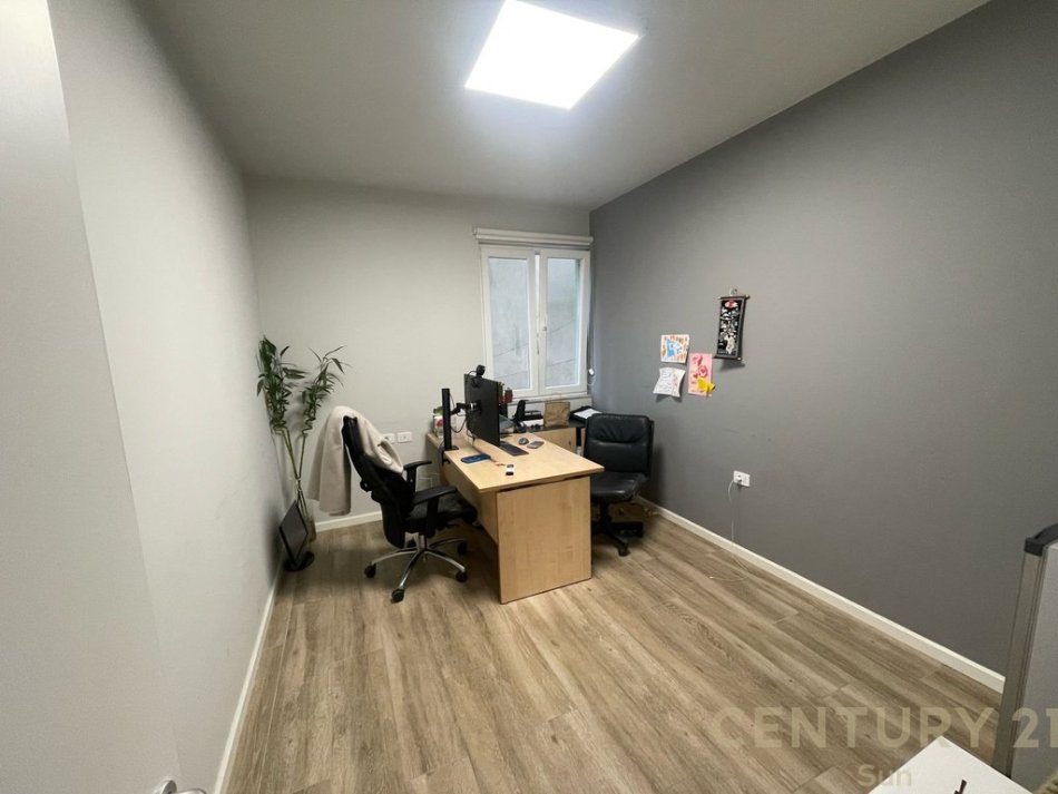 AMBJENTE ZYRASH PER QIRA PRANE LIBRIT UNIVERSITAR 3+1 Kati 1, 108 m² 900 € (Libri Universitar)