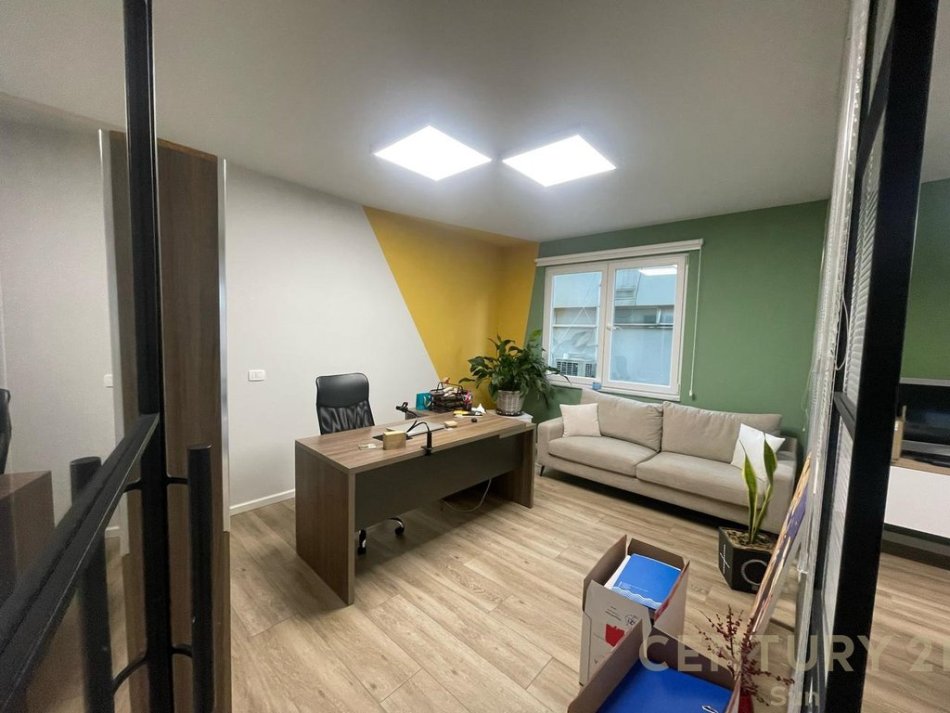 AMBJENTE ZYRASH PER QIRA PRANE LIBRIT UNIVERSITAR 3+1 Kati 1, 108 m² 900 € (Libri Universitar)