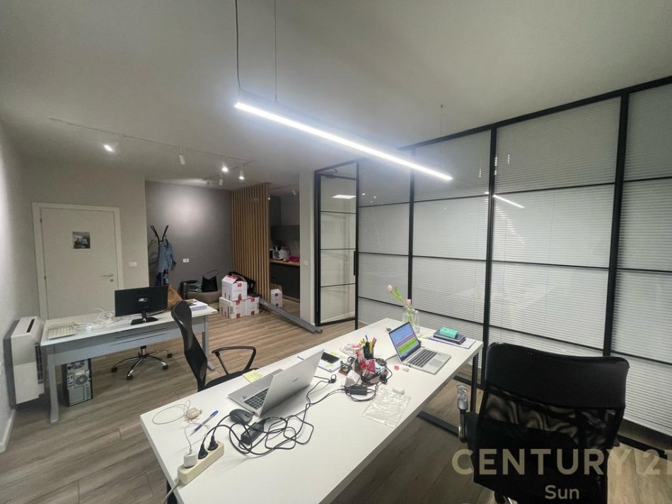 AMBJENTE ZYRASH PER QIRA PRANE LIBRIT UNIVERSITAR 3+1 Kati 1, 108 m² 900 € (Libri Universitar)