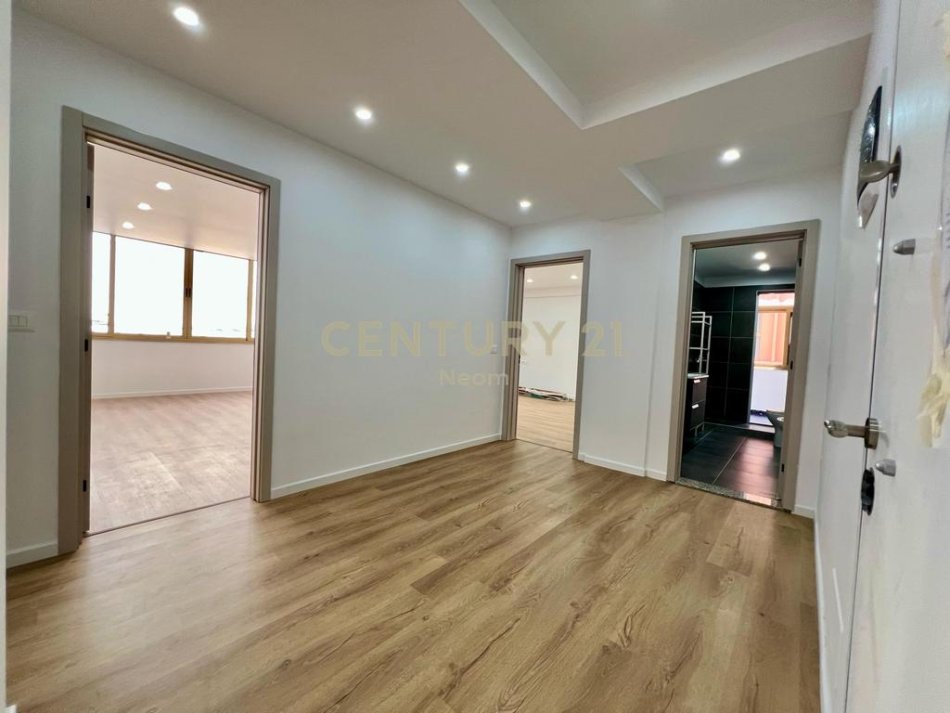 Tirane, jepet me qera zyre Kati 2, 120 m² 1.400 € (Ish Blloku)