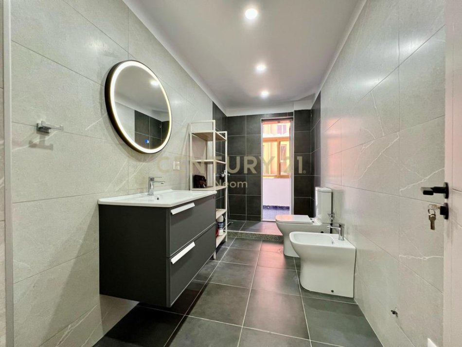 Tirane, jepet me qera zyre Kati 2, 120 m² 1.400 € (Ish Blloku)