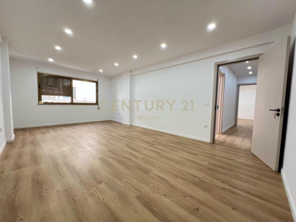 Tirane, jepet me qera zyre Kati 2, 120 m² 1.400 € (Ish Blloku)