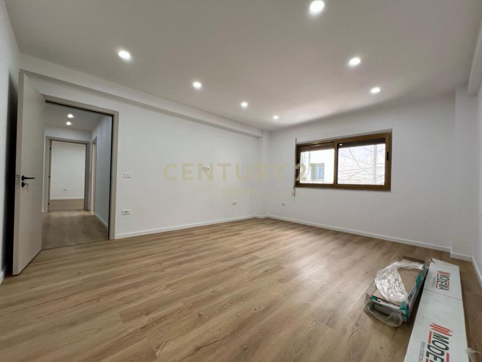 Tirane, jepet me qera zyre Kati 2, 120 m² 1.400 € (Ish Blloku)
