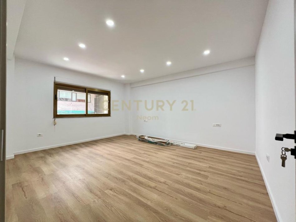 Tirane, jepet me qera zyre Kati 2, 120 m² 1.400 € (Ish Blloku)