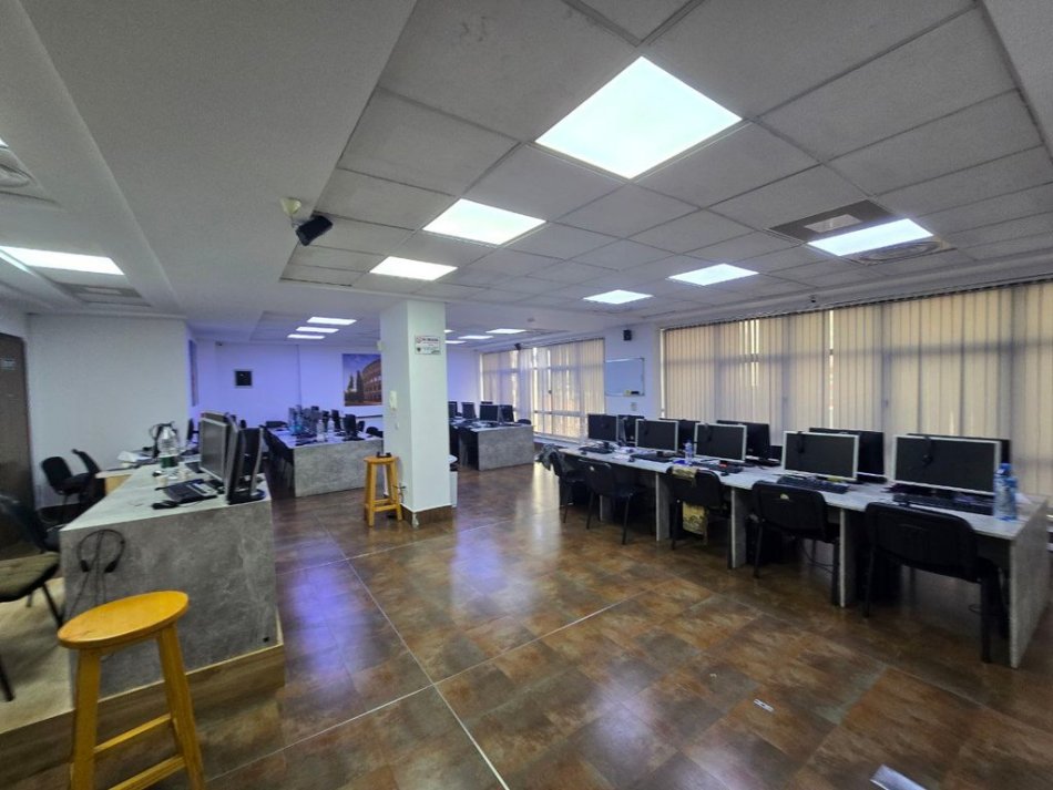 Tirane, jepet me qera zyre Kati 3, 230 m² 2.600 € (Qender)