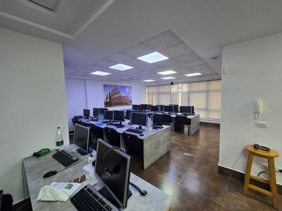 Tirane, jepet me qera zyre Kati 3, 230 m² 2.600 € (Qender)