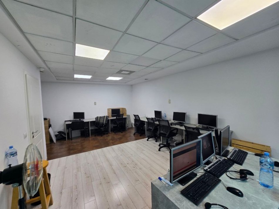 Tirane, jepet me qera zyre Kati 3, 230 m² 2.600 € (Qender)