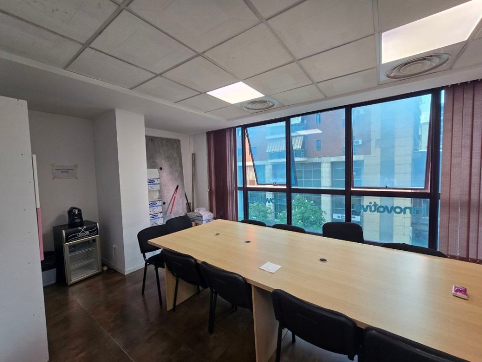 Tirane, jepet me qera zyre Kati 3, 230 m² 2.600 € (Qender)
