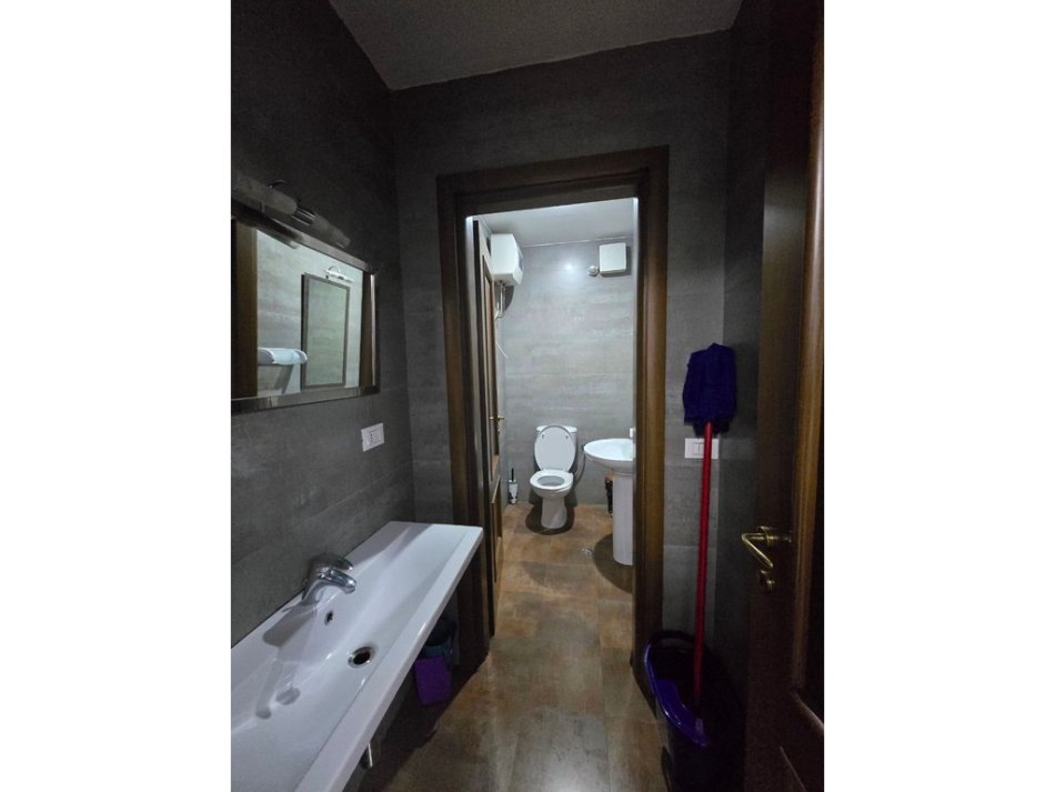 Tirane, jepet me qera zyre Kati 3, 230 m² 2.600 € (Qender)