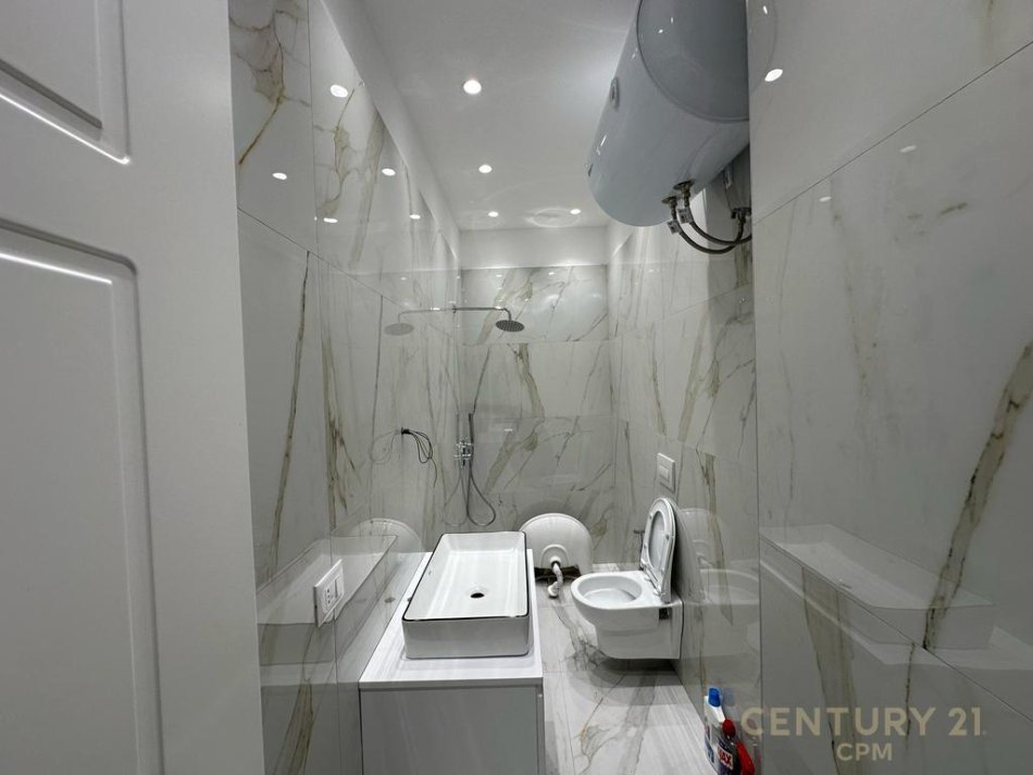 Tirane, jepet me qera apartament 2+1+2 post parkimi  Kati 1, 107 m² 900 € (bruto) (Kodra e Diellit)