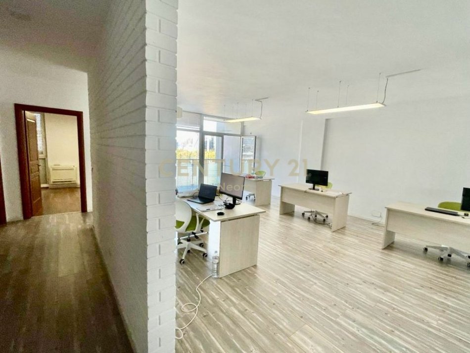 QIRA, ZYRË - 125 m2 me POST PARKIMI, LICEU ARTISTIK‼️