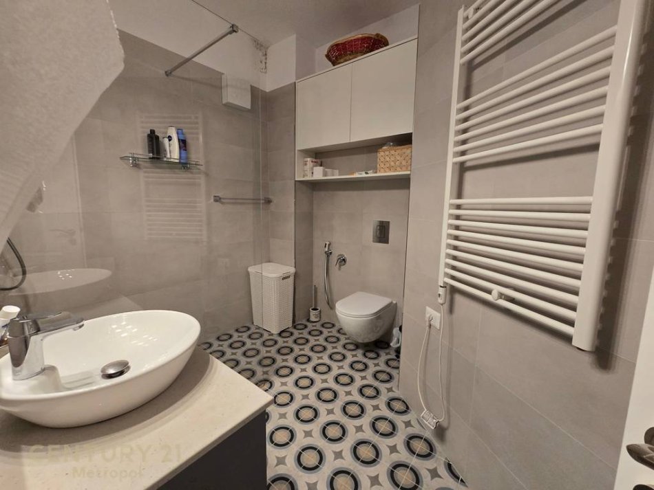Tirane, jap me qera apartament 1+1 Kati 4, 80 m² 900 € (Shallvaret)