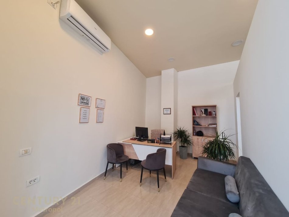 Tirane, jepet me qera zyre Kati 2, 44 m² 599 € (Ish Ekspozita)