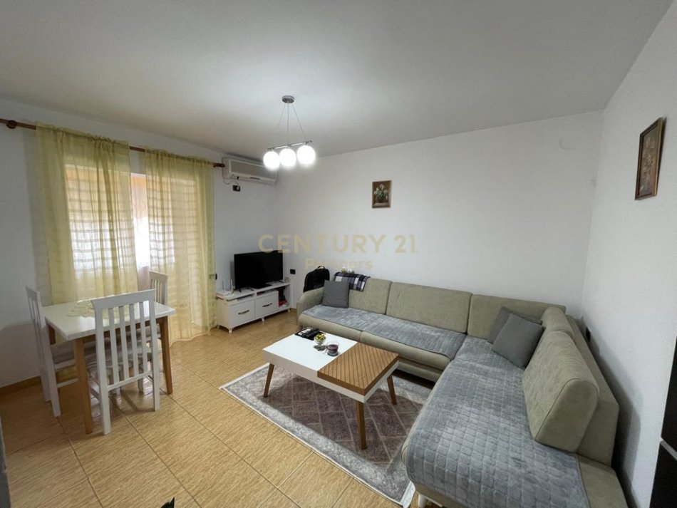 Tirane, jepet me qera apartament 1+1+Ballkon Kati 4, 52 m² 450 € (Ish Fusha Aviacionit)