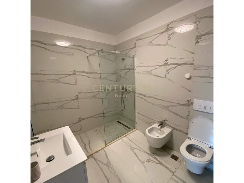 Apartament 3+1+2 +Post Parkimi tek Rezidenca Turdiu ne ish Fushe te Aviacionit!, 130 m² 700 €