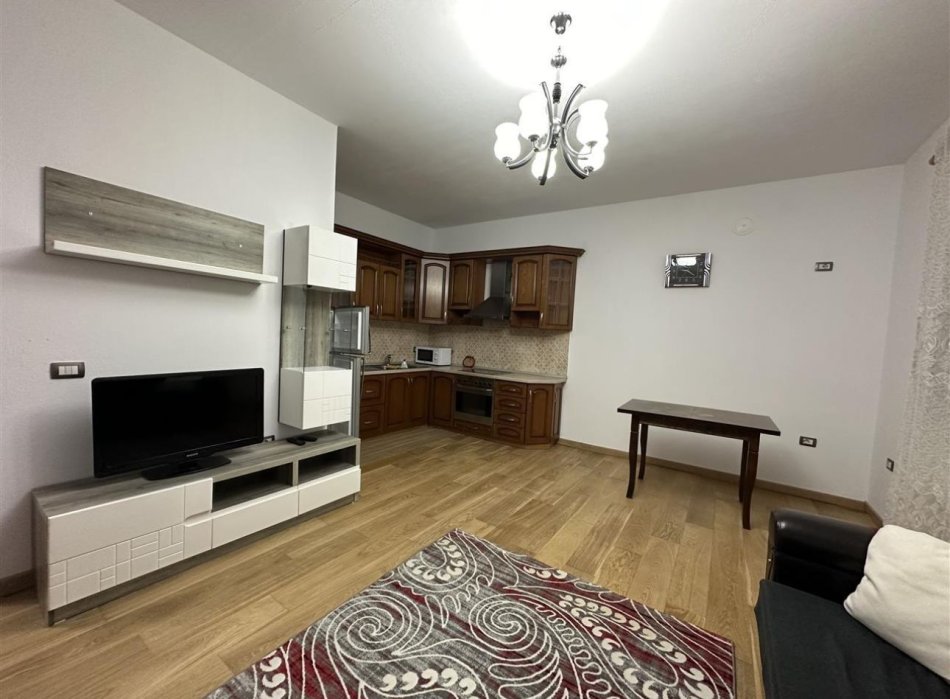 Tirane, jepet me qera apartament 1+1 Kati 1, 80 m² 300 € (Sauk)