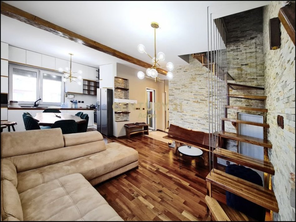 Tirane, jepet me qera apartament duplex 2+1 Kati 3, 114 m² 600 € (Rruga Shyqri Borri)