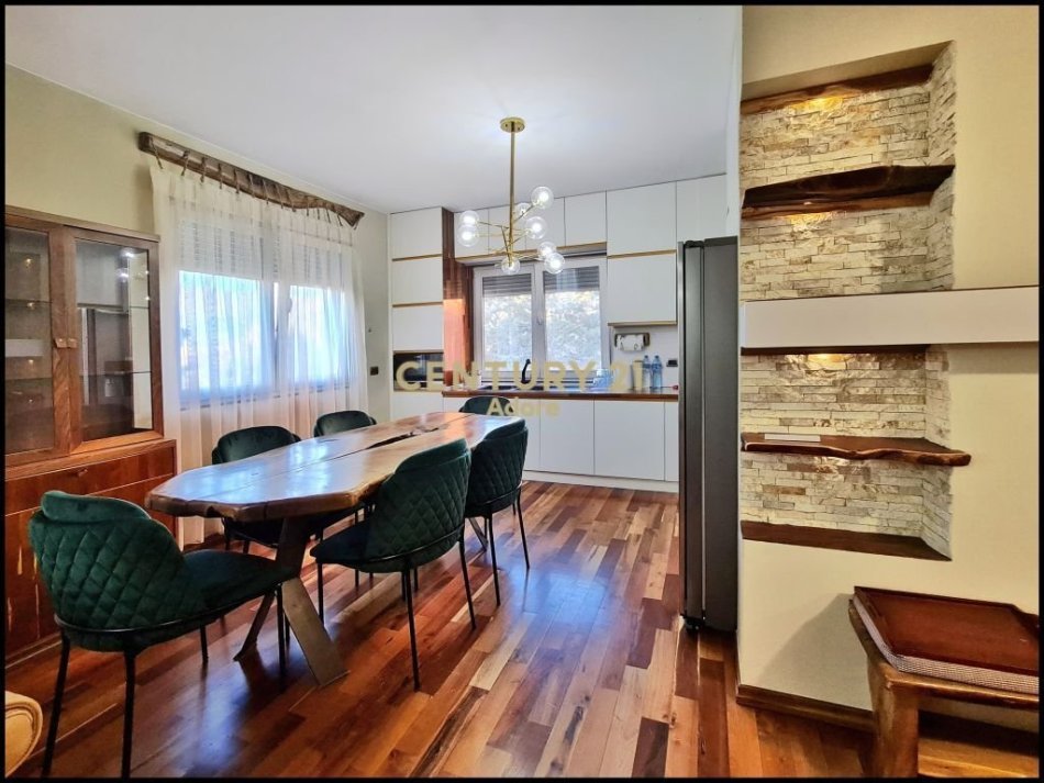 Tirane, jepet me qera apartament duplex 2+1 Kati 3, 114 m² 600 € (Rruga Shyqri Borri)