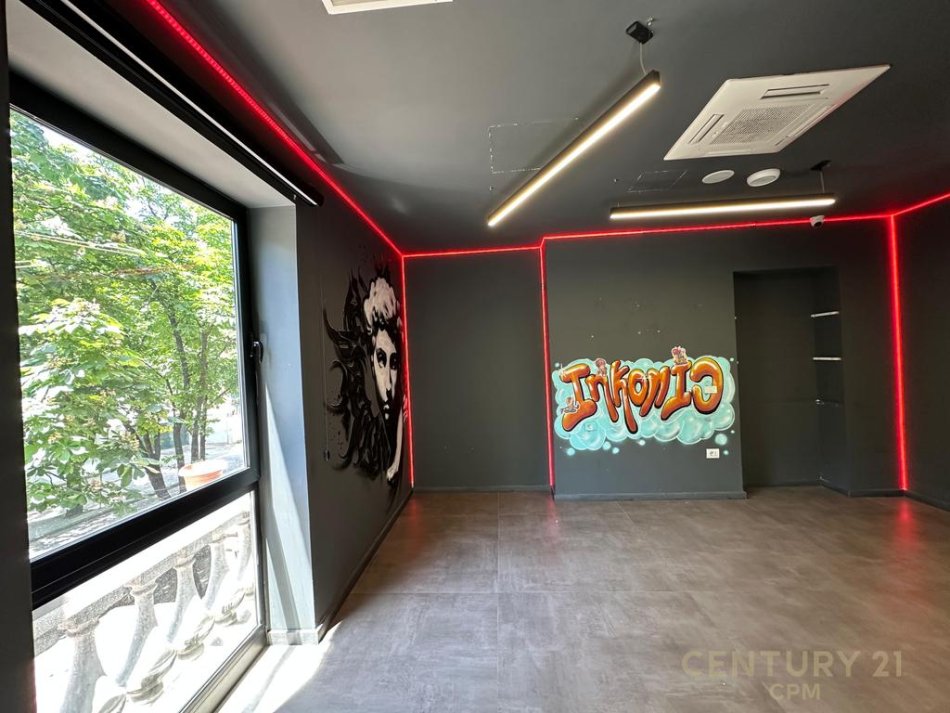 Tirane, jepet me qera zyre Kati 1, 100 m² 2.200 € (ish Blloku)
