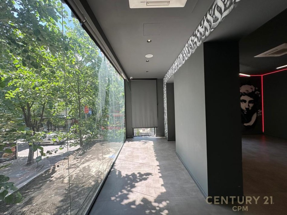 Tirane, jepet me qera zyre Kati 1, 100 m² 2.200 € (ish Blloku)