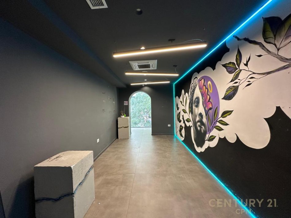 Tirane, jepet me qera zyre Kati 1, 100 m² 2.200 € (ish Blloku)