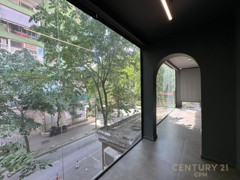 Tirane, jepet me qera zyre Kati 1, 100 m² 2.200 € (ish Blloku)