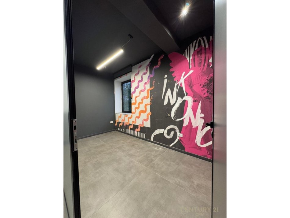 Tirane, jepet me qera zyre Kati 1, 100 m² 2.200 € (ish Blloku)