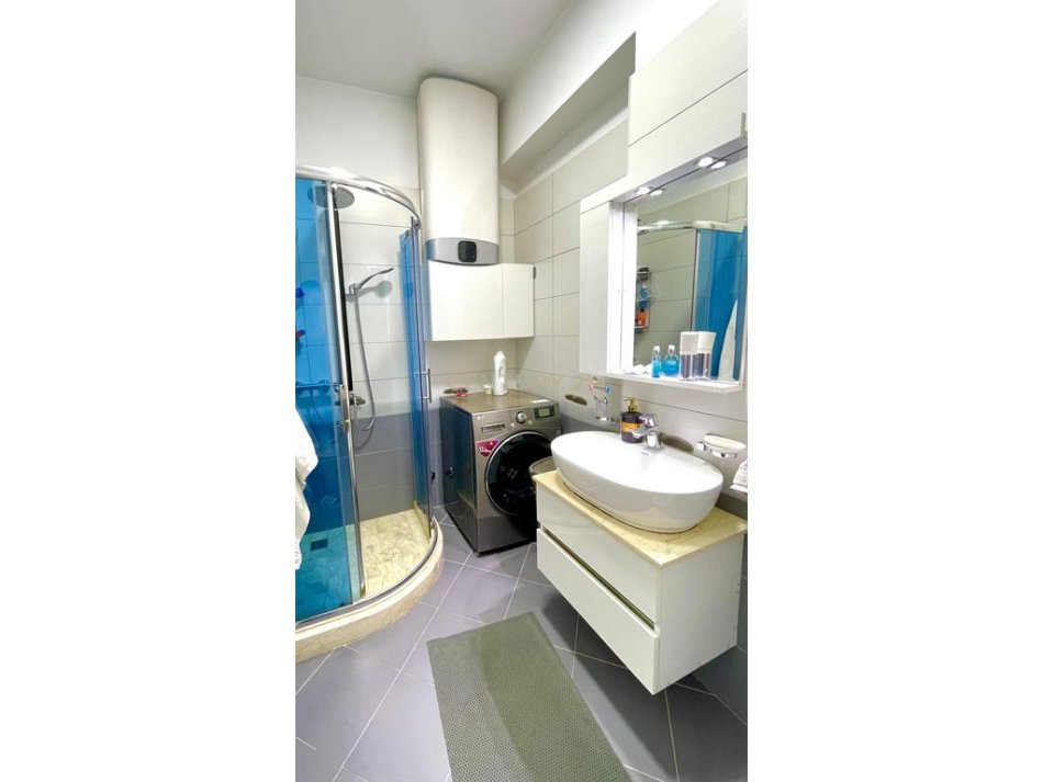 Tirane, jepet me qera apartament 3+1+2 me post parkimi Kati 4, 175 m² 1.300 € (Liqeni i Thate)