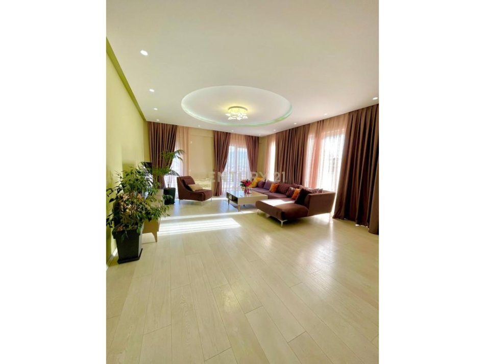 Tirane, jepet me qera apartament 3+1+2 me post parkimi Kati 4, 175 m² 1.300 € (Liqeni i Thate)
