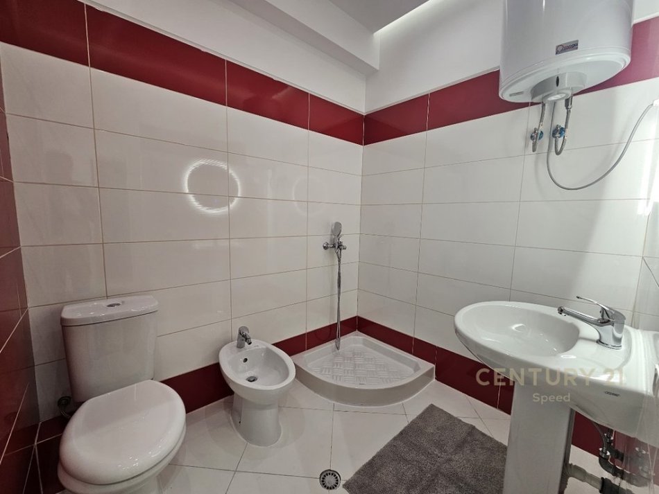 Jepet me qera apartament 2+1+2 Kati 3, 95 m² 890 € (Liqeni i Thate)
