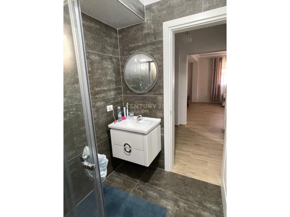 Durres, jepet me qera 2+1 Kati 3, 95 m² 400 € (ish keneta)