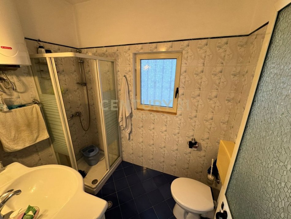Durres, jepet me qera apartament 2+1+Ballkon Kati 9, 117 m² 500 € (Durres Pran Flagship Center)