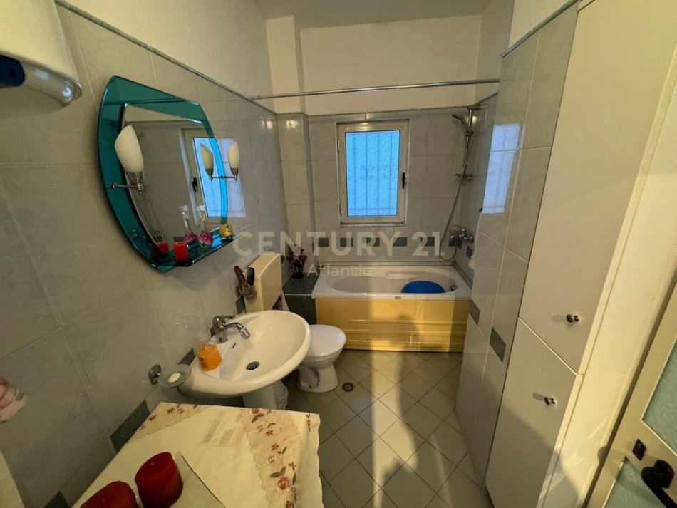 Durres, jepet me qera apartament 2+1+Ballkon Kati 9, 117 m² 500 € (Durres Pran Flagship Center)