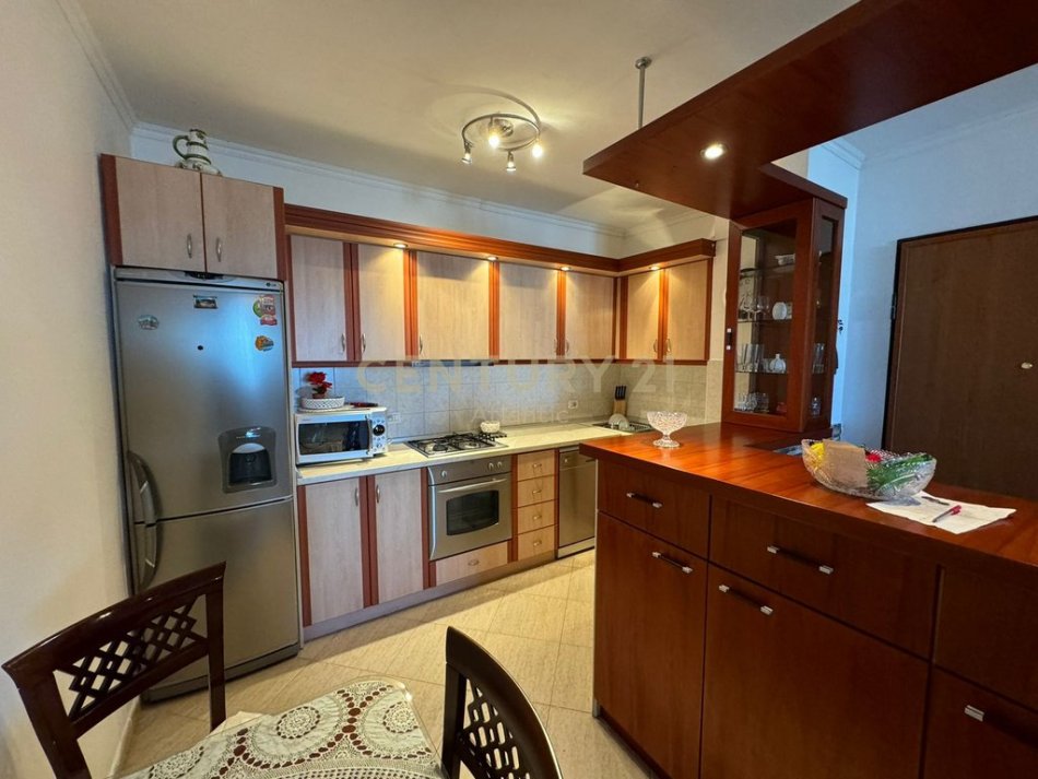 Durres, jepet me qera apartament 2+1+Ballkon Kati 9, 117 m² 500 € (Durres Pran Flagship Center)