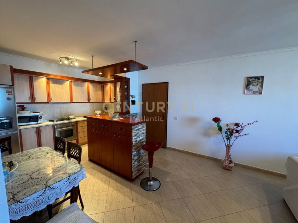 Durres, jepet me qera apartament 2+1+Ballkon Kati 9, 117 m² 500 € (Durres Pran Flagship Center)