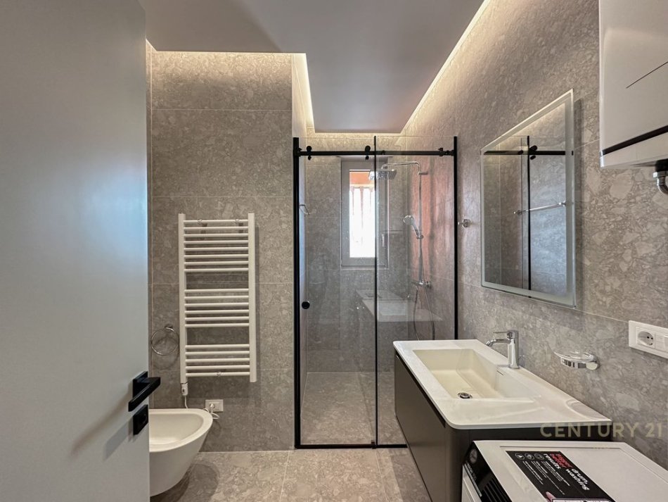 Tirane, jepet me qera apartament 2+1 , 102 m² (Foleja e Gjelber, Zogu i Zi)