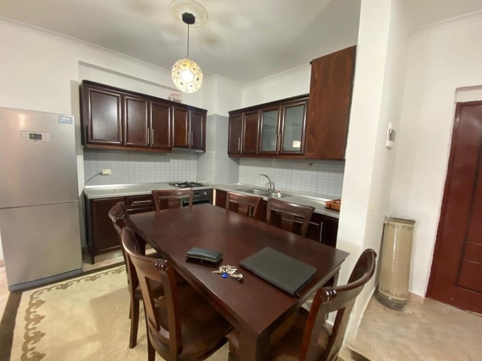 Tirane, jepet me qera apartament 3+1+Ballkon Kati 3, 110 m² 450 € 