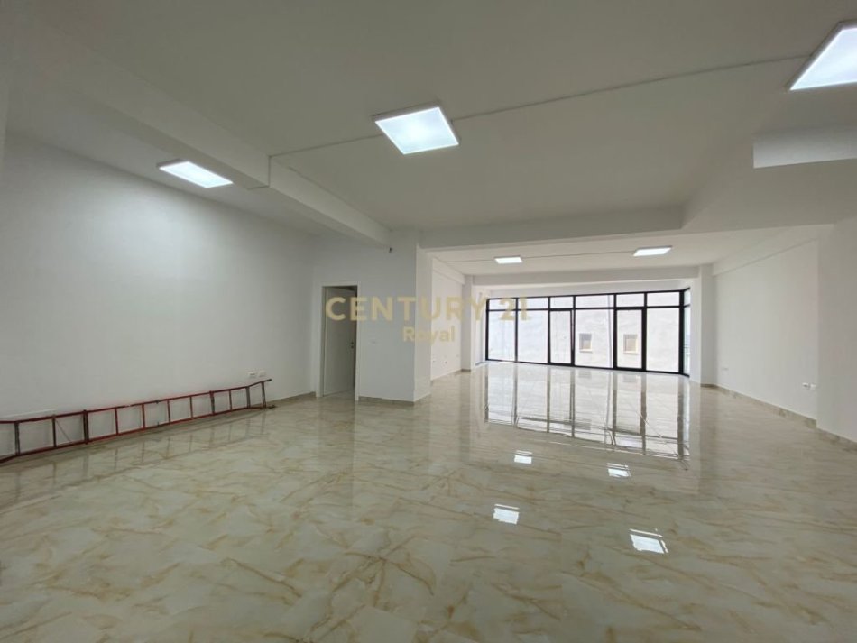 Tirane, jepet me qera ambjent biznesi Kati 1, 226 m² 2.300 € 