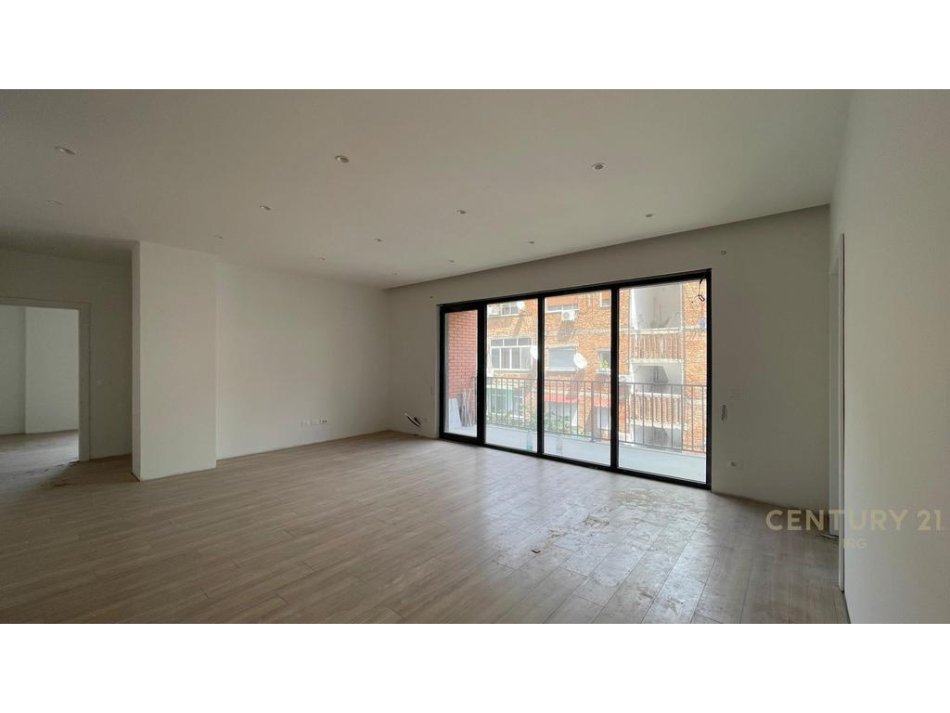 Tirane, jepet me qera zyre Kati 3, 141 m² 2.000 € 