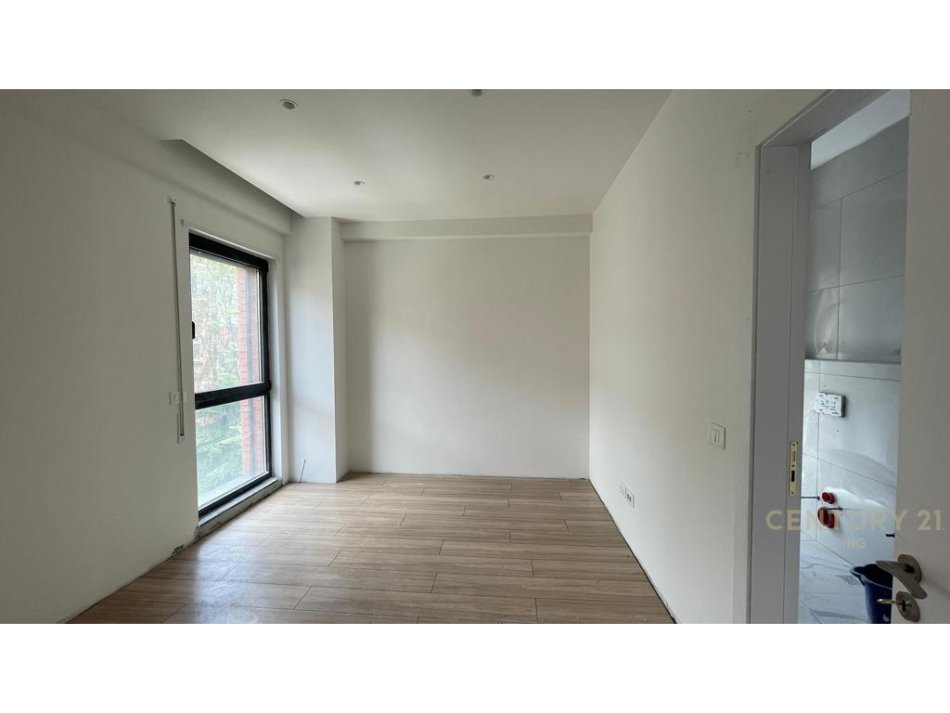 Tirane, jepet me qera zyre Kati 3, 141 m² 2.000 € 