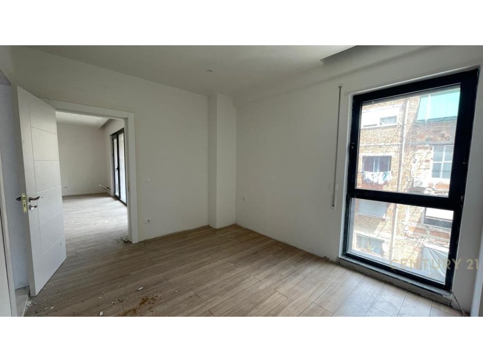 Tirane, jepet me qera zyre Kati 3, 141 m² 2.000 € 