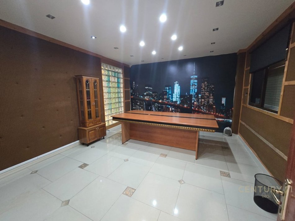 Tirane, jepet me qera zyre Kati 0, 180 m² 700 € (prane Kompleksit Grand, Tregu Elektrik )