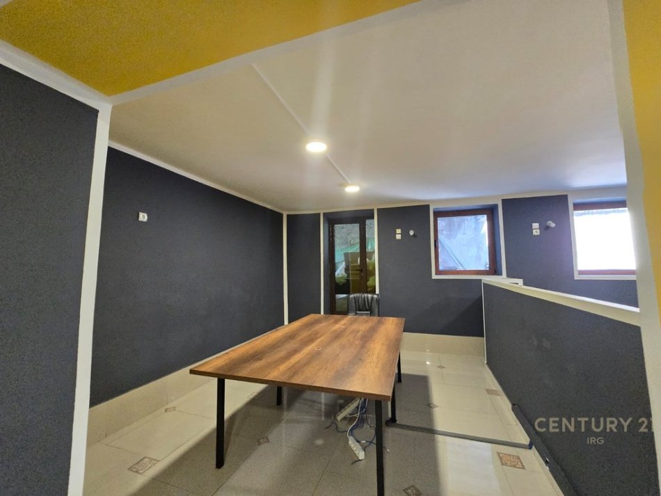 Tirane, jepet me qera zyre Kati 0, 180 m² 700 € (prane Kompleksit Grand, Tregu Elektrik )