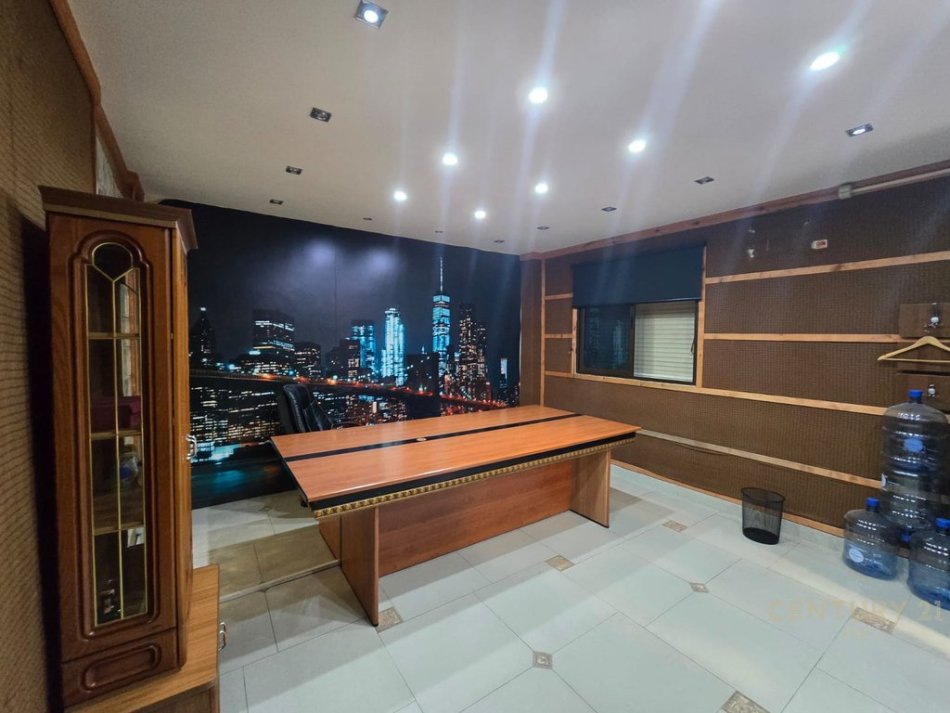 Tirane, jepet me qera zyre Kati 0, 180 m² 700 € (prane Kompleksit Grand, Tregu Elektrik )