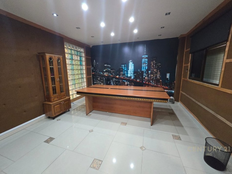 Tirane, jepet me qera zyre Kati 0, 180 m² 700 € (prane Kompleksit Grand, Tregu Elektrik )