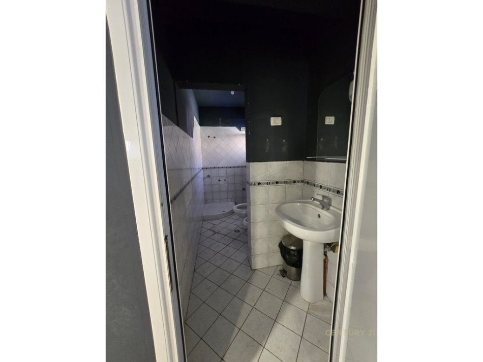 Tirane, jepet me qera zyre Kati 0, 180 m² 700 € (prane Kompleksit Grand, Tregu Elektrik )